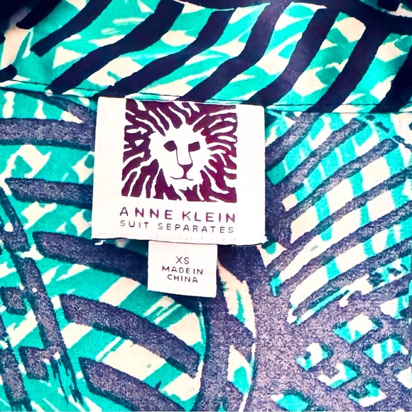 🎄🧑‍🎄Floral silk blouse with striped colt ,  very stylish and good❤️❤️😍😍 - Picture 7 of 7